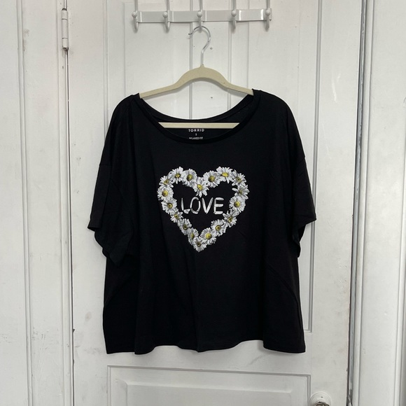 Torrid size 5 black daisy love cropped tee - Picture 1 of 2